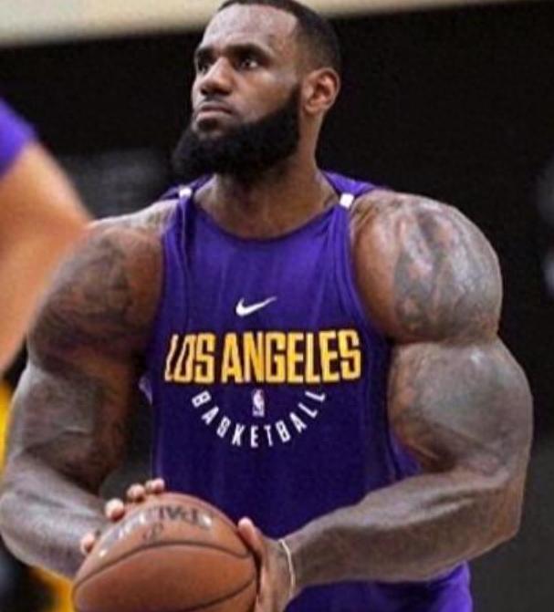 詹姆斯麒麟臂強(qiáng)，遇五人需靠邊。