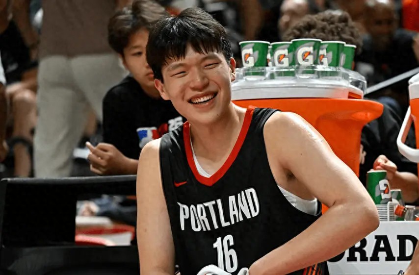 楊瀚森3戰(zhàn)3分2扣籃，征服教練，首發(fā)有望！