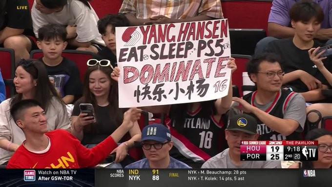 現(xiàn)場球迷舉牌支持楊瀚森，快樂小楊，吃睡PS5。