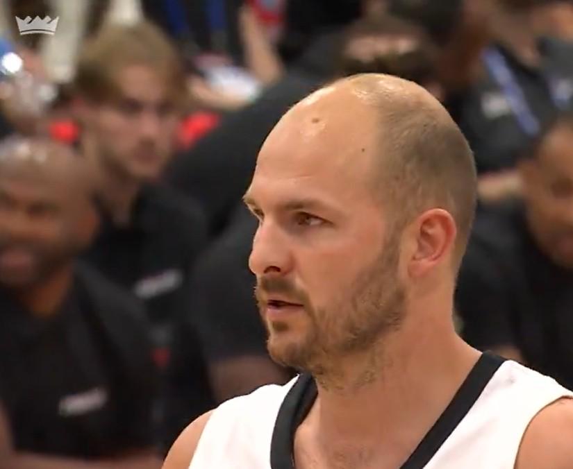 特寫禿頂，國王官方：關(guān)注原因揭秘