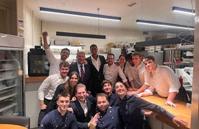 郵報(bào)：拉什福德與巴薩高層共餐，慶祝租借交易完成。