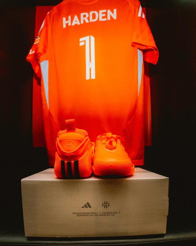 哈登贈簽名鞋，助威休斯頓迪納摩，小股東顯情誼。