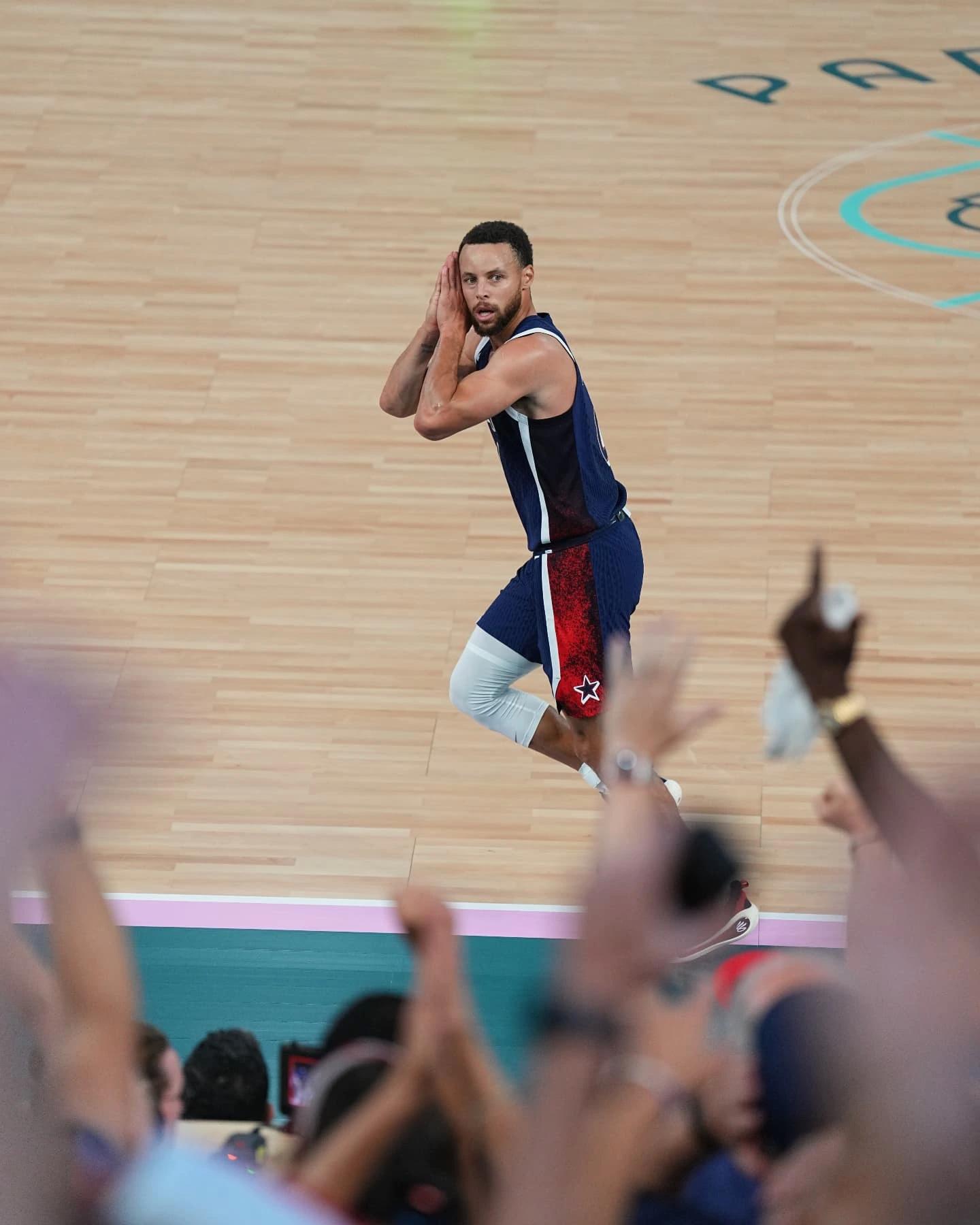 庫(kù)里曬圖回憶奧運(yùn)奪金，詹姆斯點(diǎn)贊。