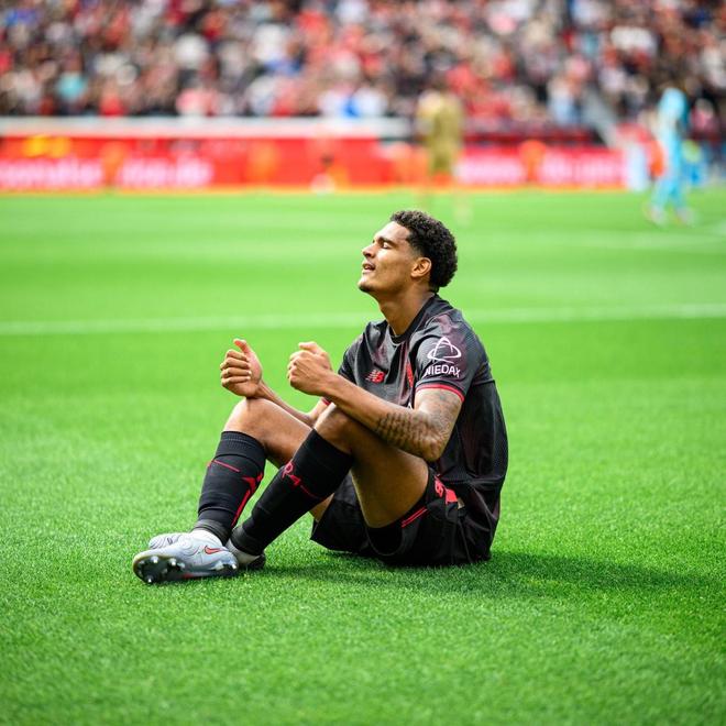 致敬若塔，夸安薩首秀進球，手柄慶祝動作亮眼