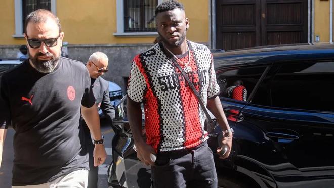 博尼費(fèi)斯右膝異常，AC米蘭放棄簽約。