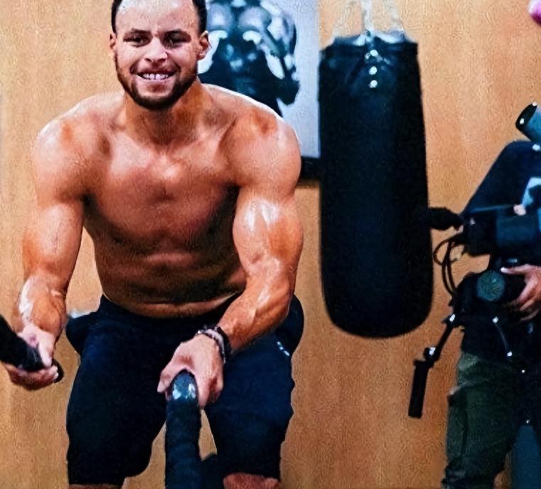 NBA麒麟臂霸主陣容，五人聯(lián)手即奪冠。