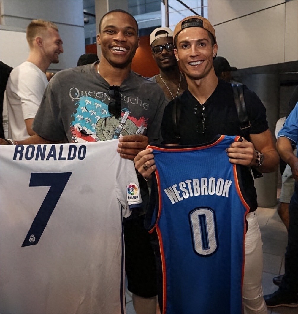 NBA球星身材驚人，姚明泳池如霸。