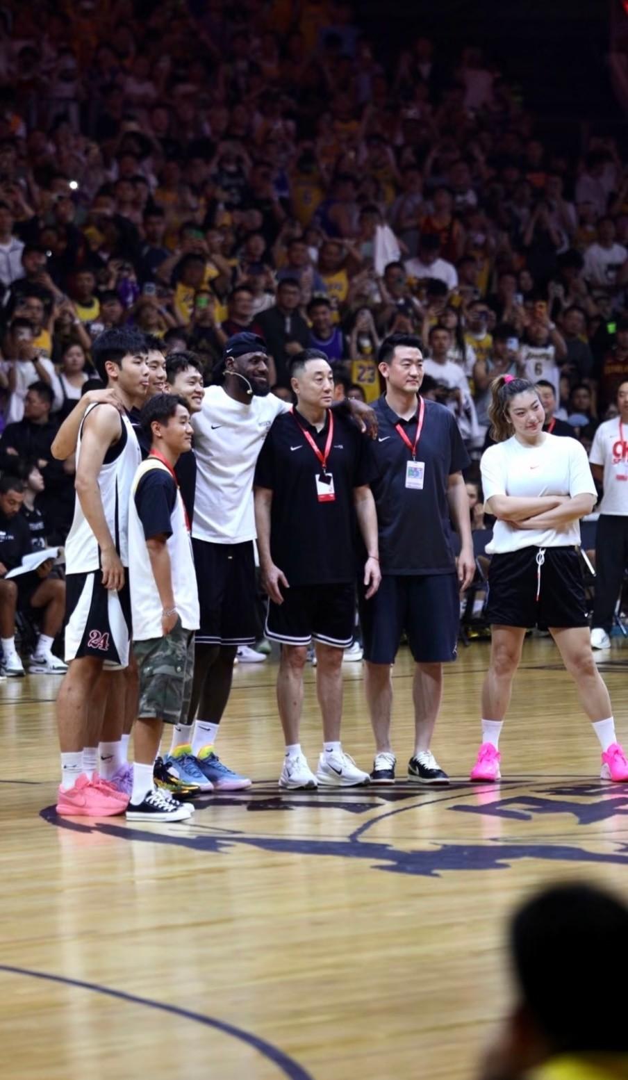 韋世豪現(xiàn)身詹姆斯成都活動，與趙睿李夢等合影