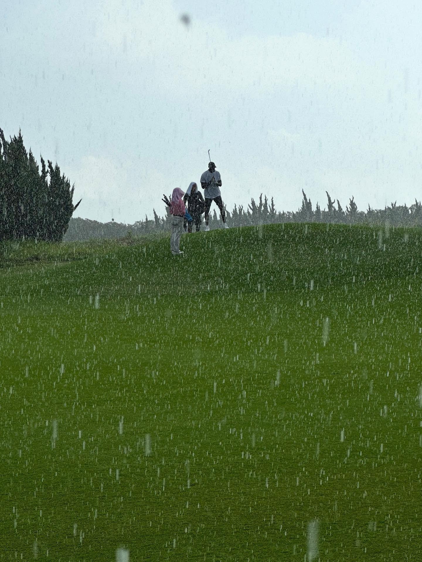 詹姆斯成都雨打高爾夫：主業(yè)變？耐雨否？