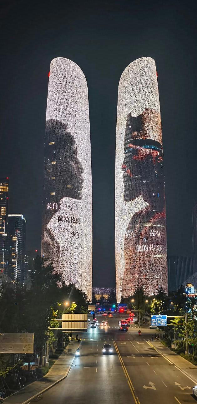 成都雙子塔巨幕光影秀為詹姆斯點亮夜空