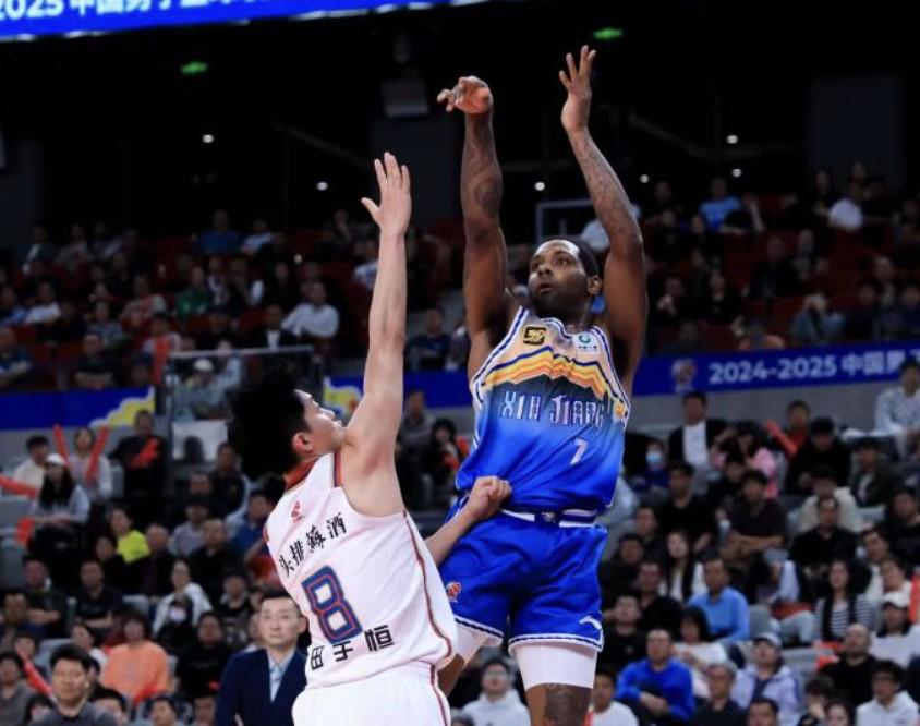 美媒：桑韋爾因家暴和虐童被捕