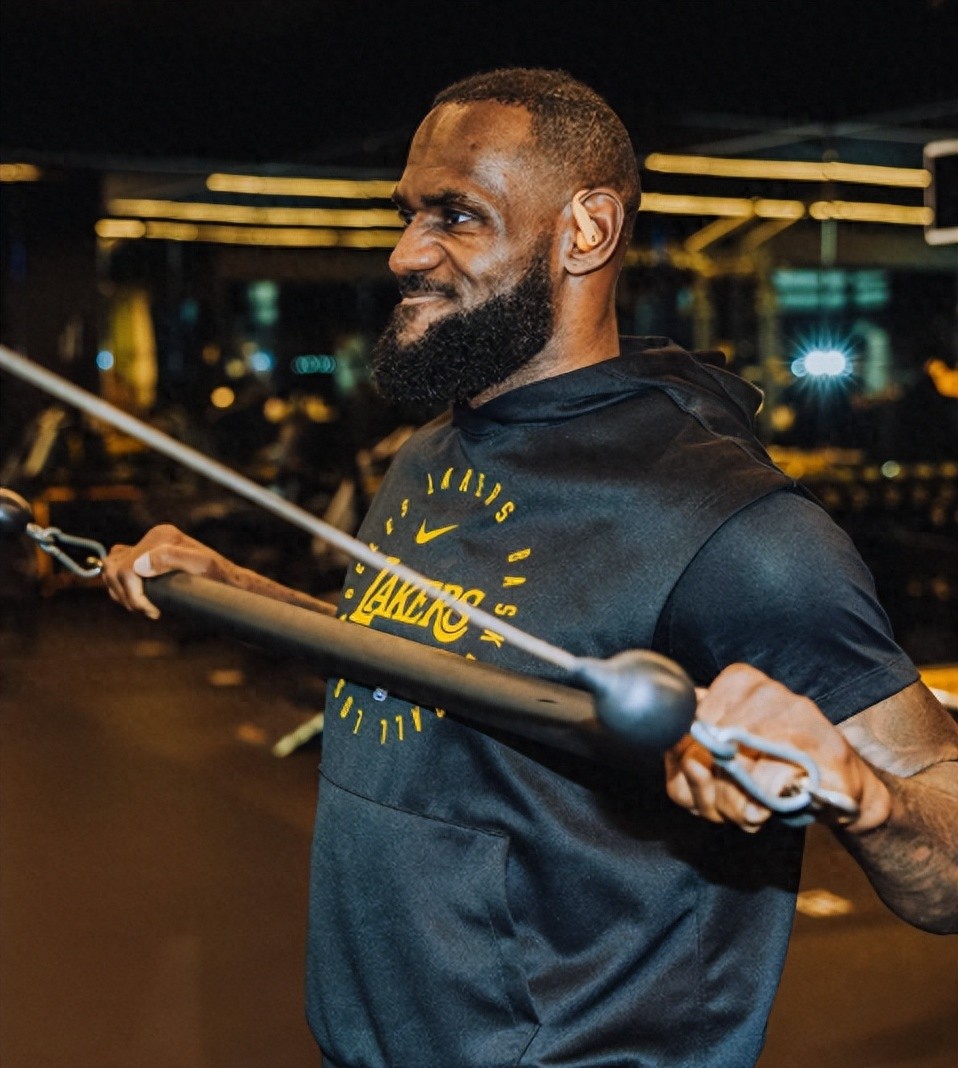 詹姆斯肌肉強(qiáng)壯，為何胸肌腹肌不明顯？